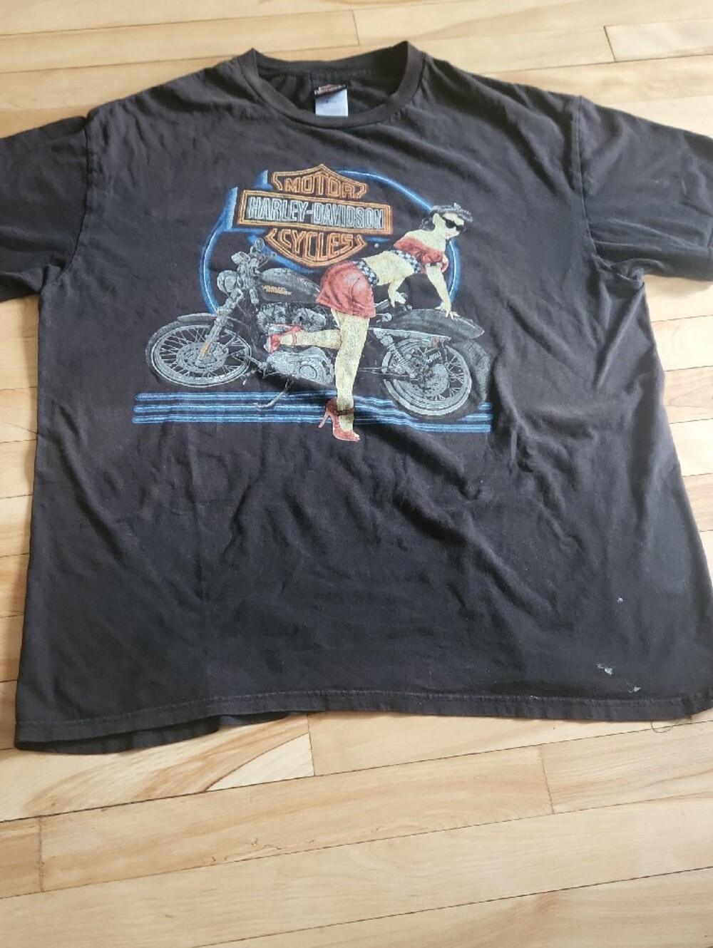 Harley-Davidson Black Tee with Red Pin-Up Graphic - Picture 5 of 12
